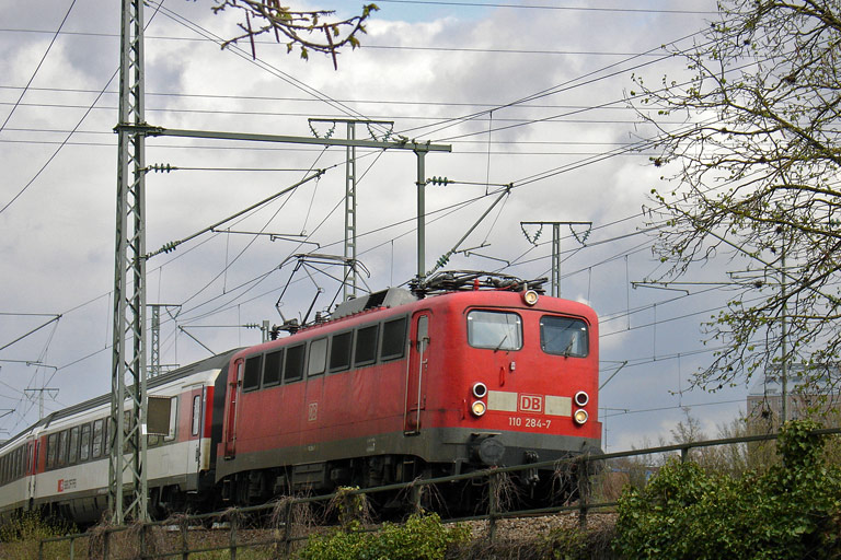 110 284 mit IC 185 bei km 16,4 (April 2011)
