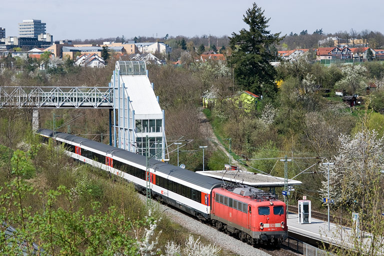 110 284 mit IC 187 bei km 14,2 (April 2011)