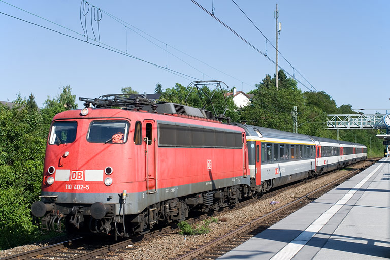 110 402 mit IC 184 bei km 14,2 (Juni 2011)