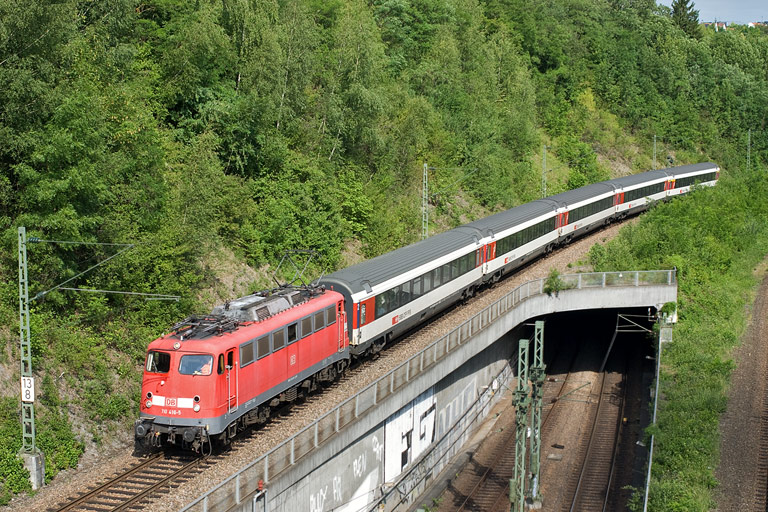 110 416 mit IC 183 bei km 13,8 (Juni 2011)