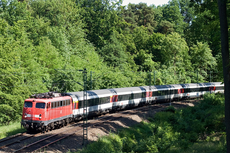 110 416 mit IC 186 bei km 11,8 (Mai 2011)