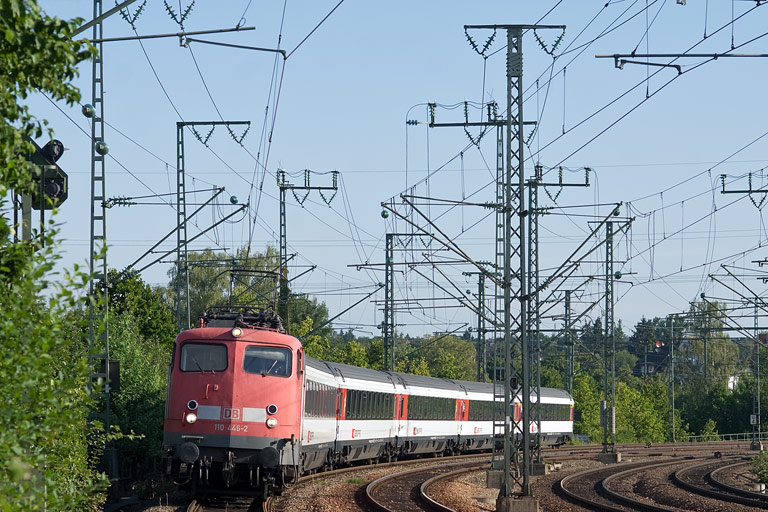 110 446 mit IC 181 bei km 16,6 (Juli 2011)