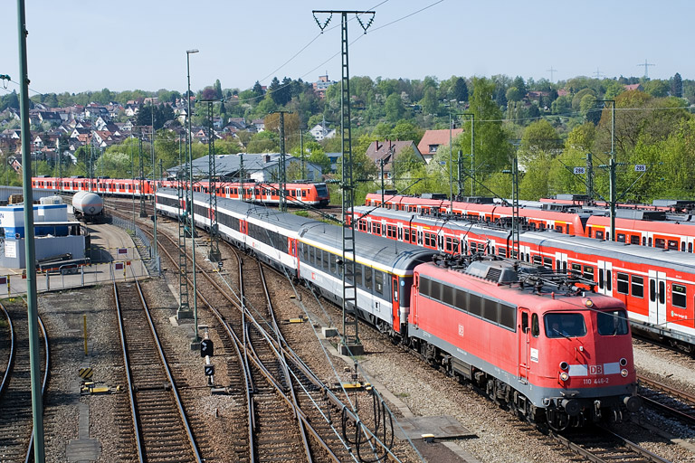 110 446 mit IC 282 bei km 16,0 (April 2011)