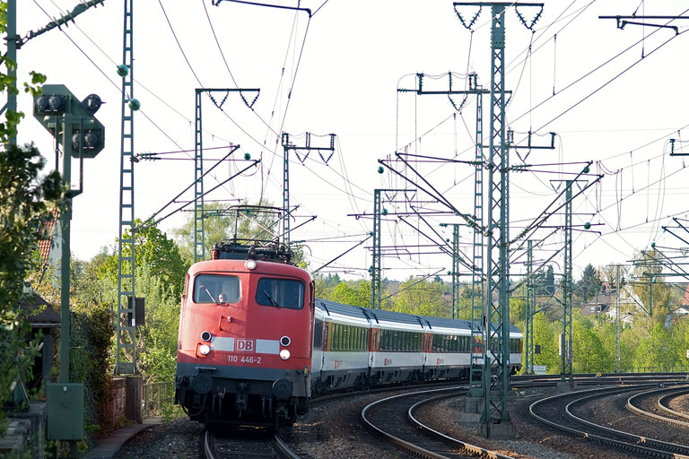 110 446 mit IC 283 bei km 16,6 (April 2011)