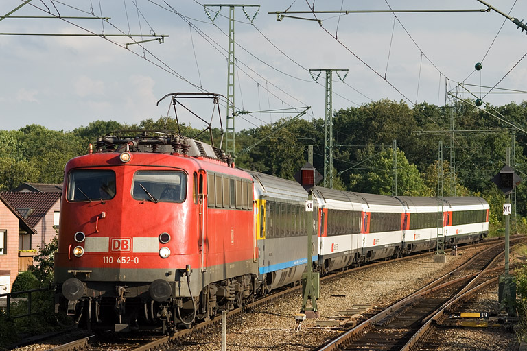 110 452 mit IC 184 bei km 16,8 (August 2011)