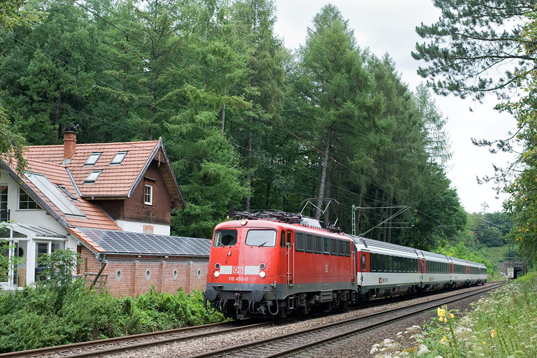 110 452 mit IC 185 bei km 18,2 (August 2011)