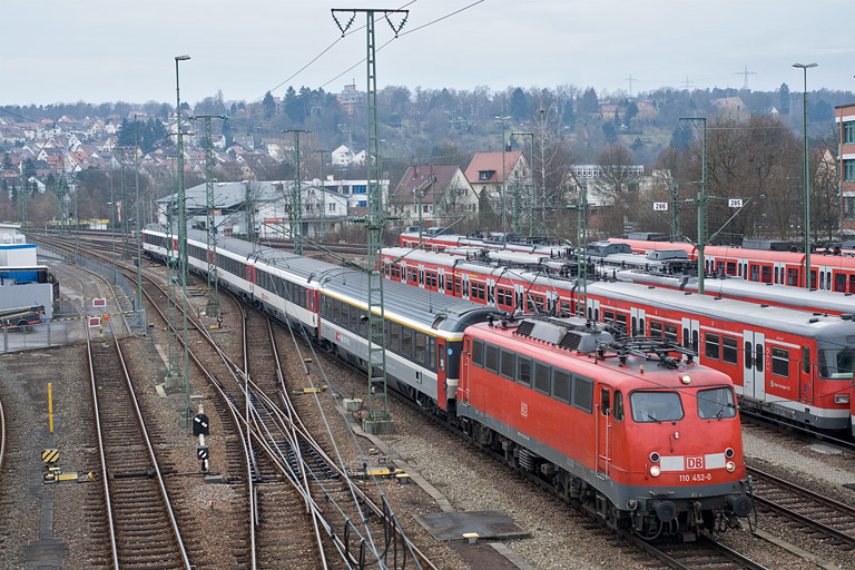 110 452 mit IC 280 bei km 16,0 (M&auml;rz 2011)