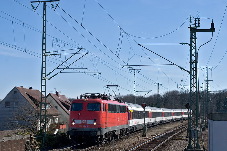 110 452 mit IC 280 bei km 16,8 (M&auml;rz 2011)