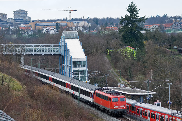110 452 mit IC 281 bei km 14,2 (M&auml;rz 2011)