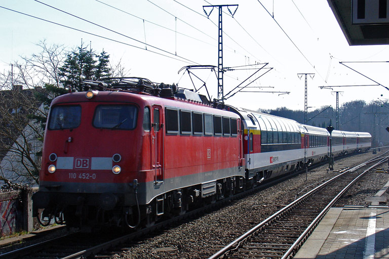 110 452 mit IC 282 bei km 16,8 (M&auml;rz 2011)