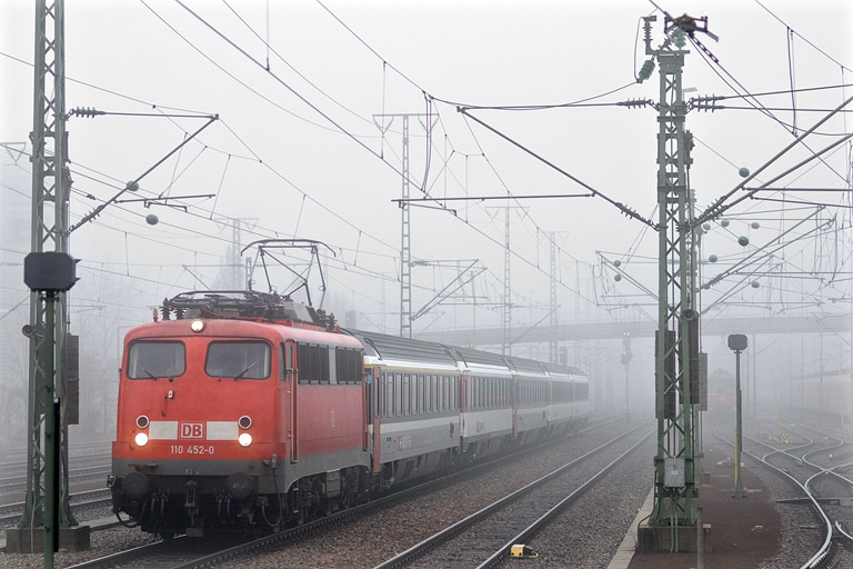 110 452 mit IC 282 bei km 15,6 (M&auml;rz 2011)