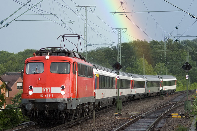 110 483 mit IC 182 bei km 16,8 (Juni 2011)