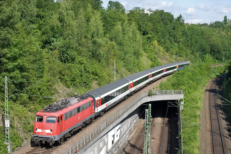 110 483 mit IC 183 bei km 13,8 (Juni 2011)