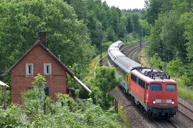 110 483 mit IC 186 bei km 19,2 (Juni 2011)