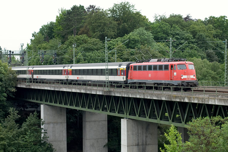 110 483 mit IC 282 bei km 14,6 (Juni 2011)