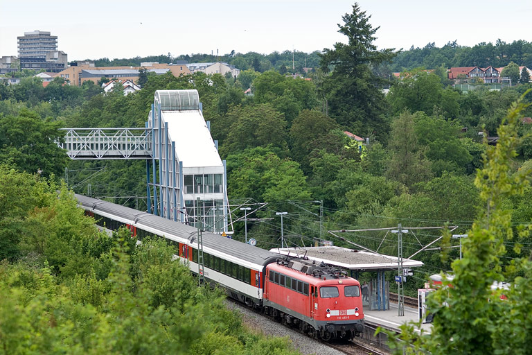 110 483 mit IC 283 bei km 14,2 (Juni 2011)