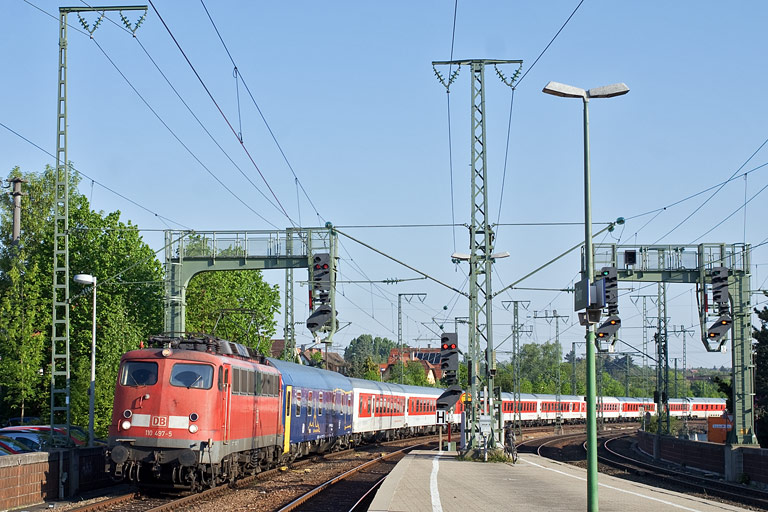 110 497 mit CNL 1258 bei km 16,6 (April 2011)