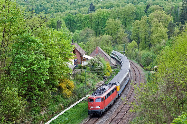 110 497 mit IC 184 bei km 11,0 (April 2011)