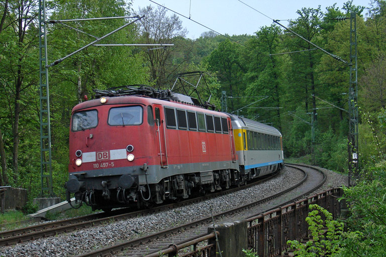 110 497 mit IC 184 bei km 11,0 (April 2011)
