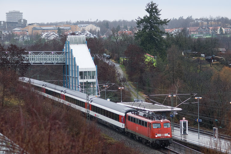 110 497 mit IC 187 bei km 14,2 (Dezember 2011)