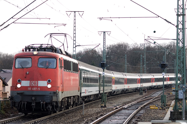 110 497 mit IC 280 bei km 16,8 (Dezember 2011)