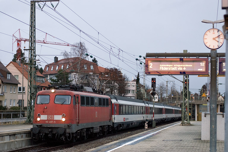 110 497 mit IC 281 bei km 15,6 (Dezember 2011)