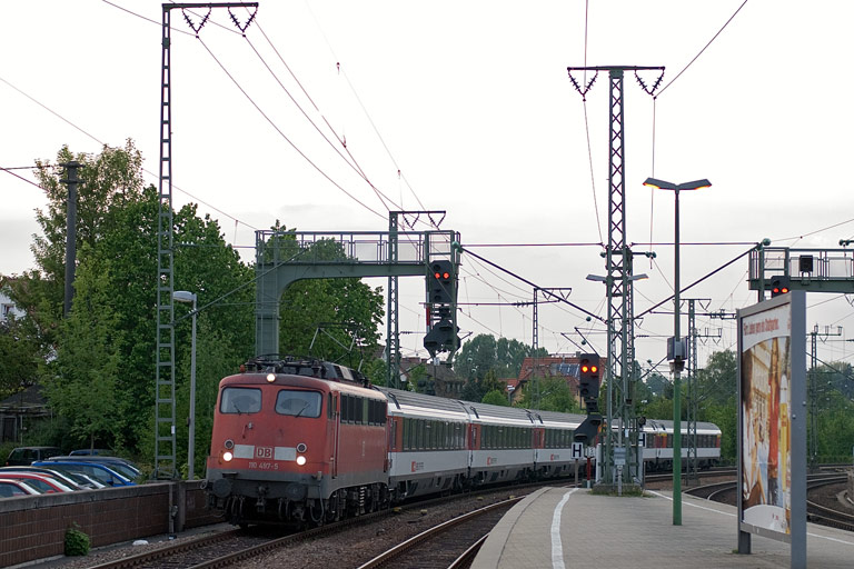 110 497 mit IC 285 bei km 16,6 (April 2011)