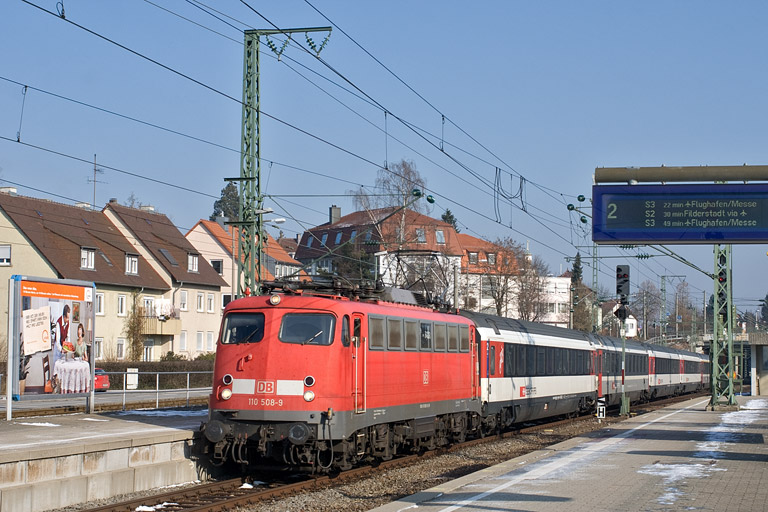 110 508 mit IC 185 bei km 15,6 (Januar 2011)