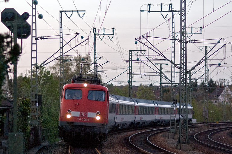 110 508 mit IC 285 bei km 16,6 (April 2011)