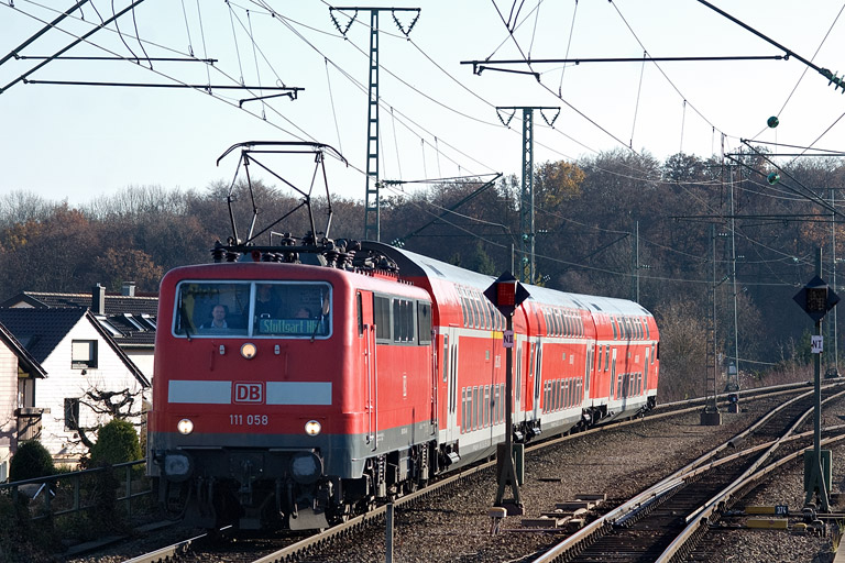111 058 mit RE 19042 bei km 16,8 (November 2011)