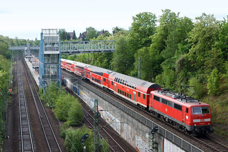 111 076 mit RE 19035 bei km 14,0 (Mai 2011)