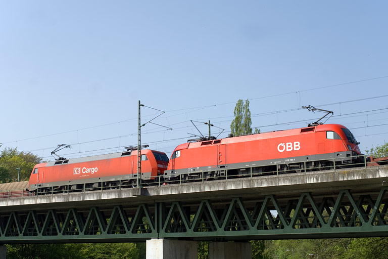 &Ouml;BB 1116 193 und 152 030 als Tfzf 66724 bei km 15,6 (April 2011)