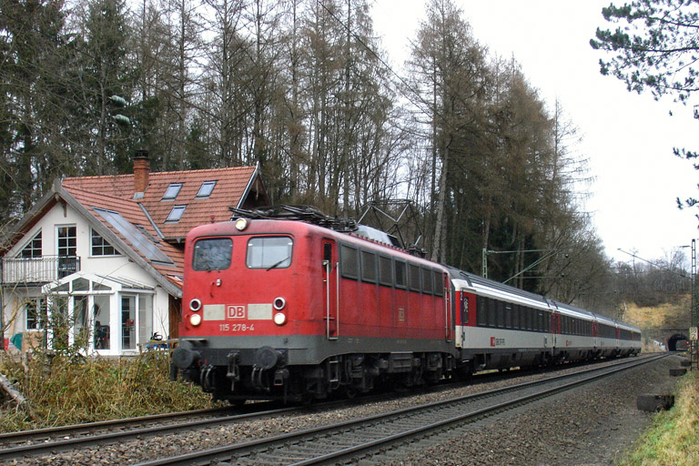 115 278 mit IC 187 bei km 18,2 (Dezember 2011)
