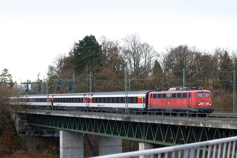 115 278 mit IC 280 bei km 14,6 (Dezember 2011)
