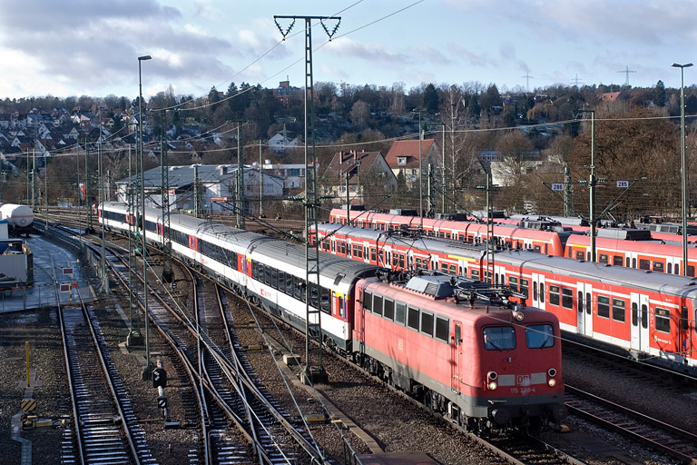 115 278 mit IC 282 bei km 16,0 (Dezember 2011)