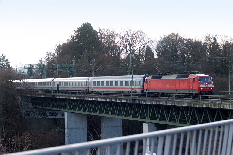 120 101 mit IC 2370 bei km 14,6 (Dezember 2011)