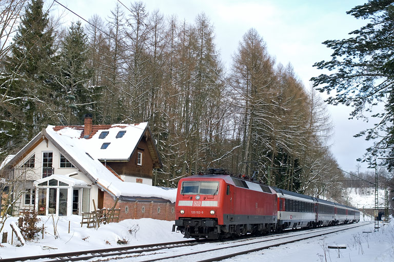 120 102 mit IC 187 bei km 18,2 (Januar 2011)