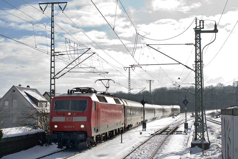 120 102 mit IC 282 bei km 16,8 (Januar 2011)