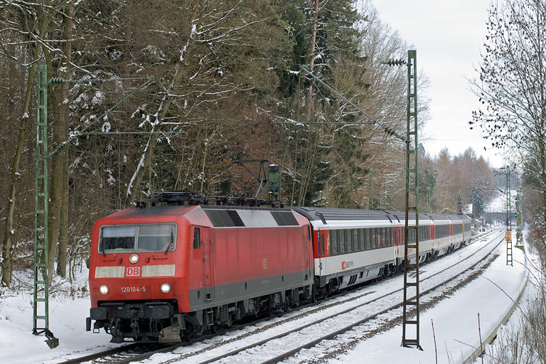120 104 mit IC 185 bei km 18,6 (Januar 2011)