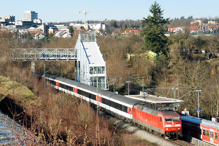 120 110 mit IC 187 bei km 14,2 (Januar 2011)
