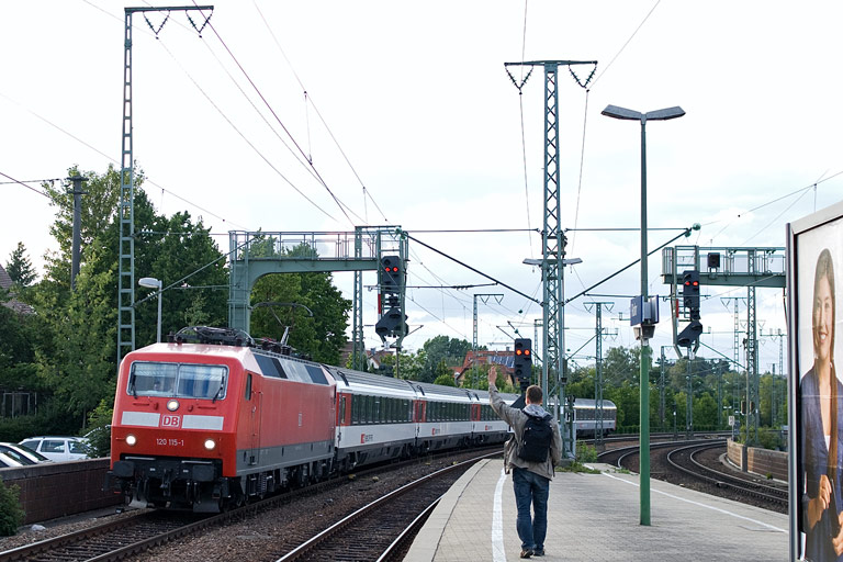 120 115 mit IC 285 bei km 16,6 (Juni 2011)