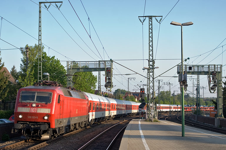 120 123 mit AZ 1379 bei km 16,6 (April 2011)