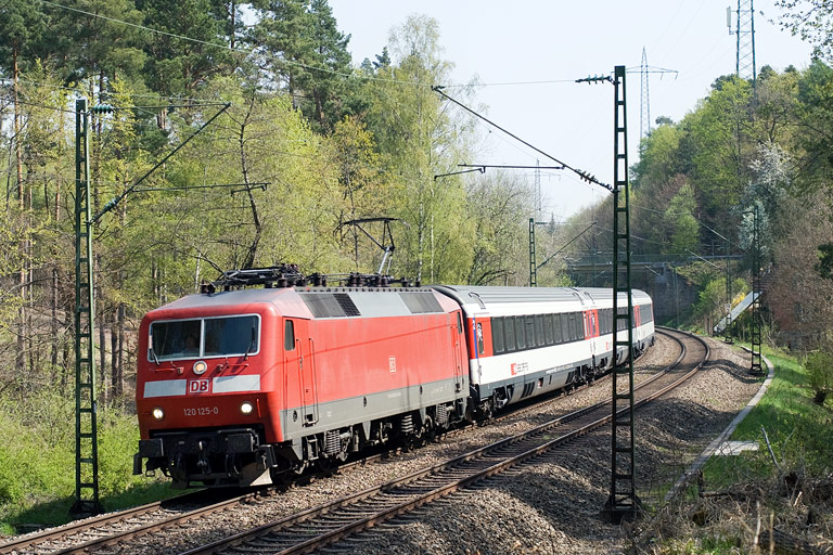 120 125 mit IC 185 bei km 19,2 (April 2011)