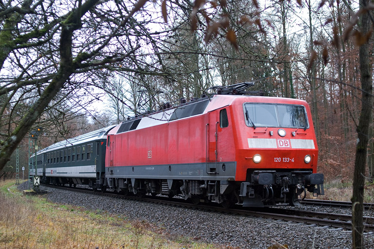 120 133 mit IC 280 bei km 11,8 (Dezember 2011)