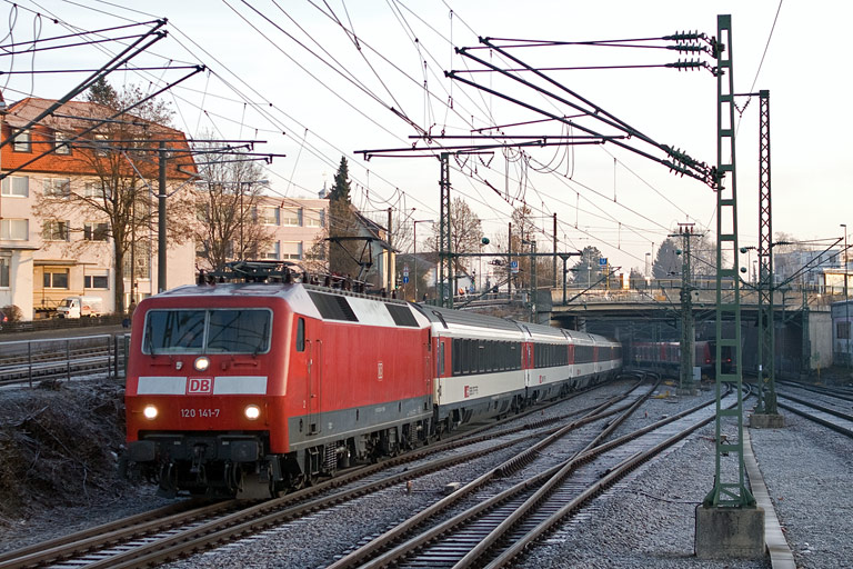 120 141 mit IC 181 bei km 15,4 (Februar 2011)