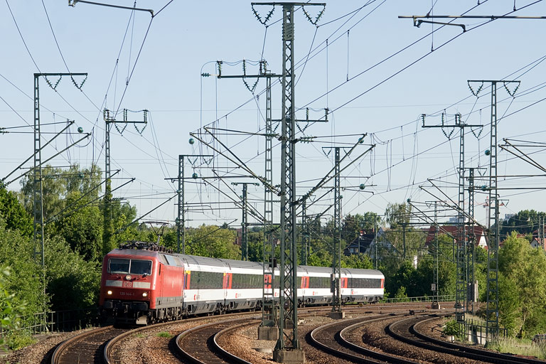 120 144 mit IC 181 bei km 16,4 (Mai 2011)