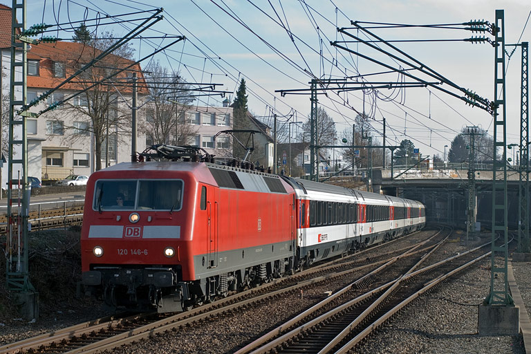 120 146 mit IC 181 bei km 15,4 (M&auml;rz 2011)