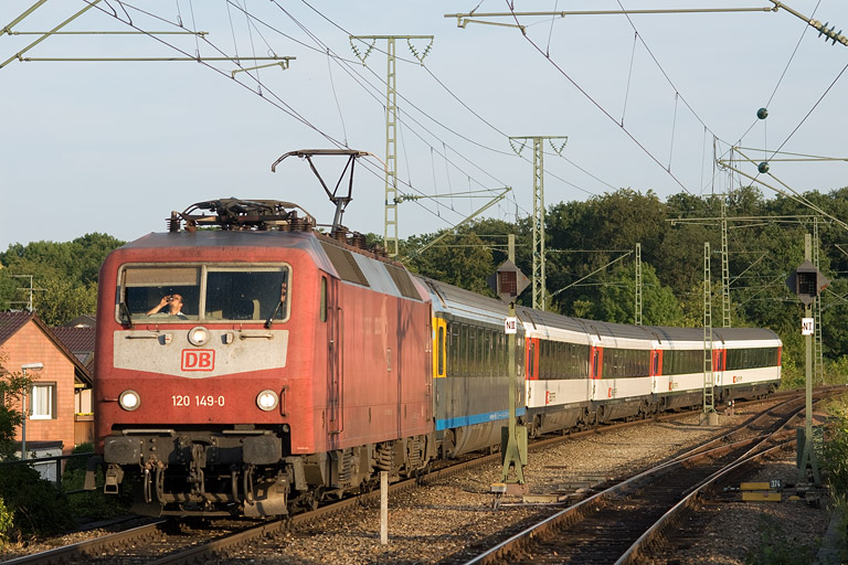 120 149 mit IC 182 bei km 16,8 (August 2011)