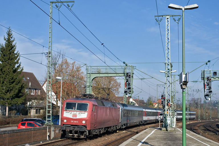 120 149 mit IC 183 bei km 16,6 (Februar 2011)