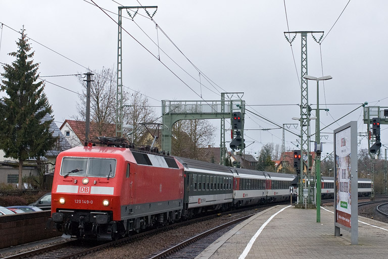 120 149 mit IC 185 bei km 16,6 (Dezember 2011)